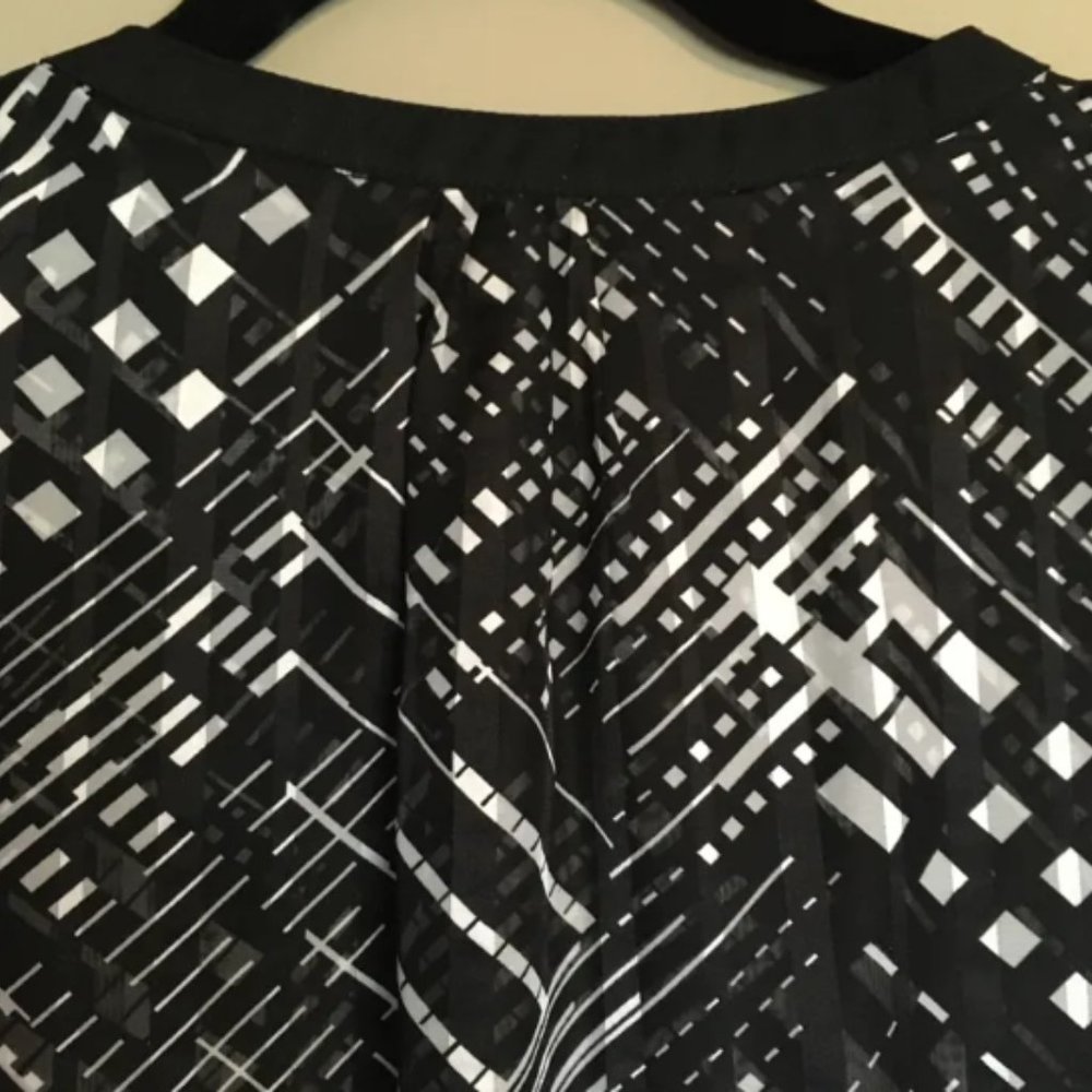 Abstract Print Sleeveless Blouse - Large Petite - Picture 4 of 8